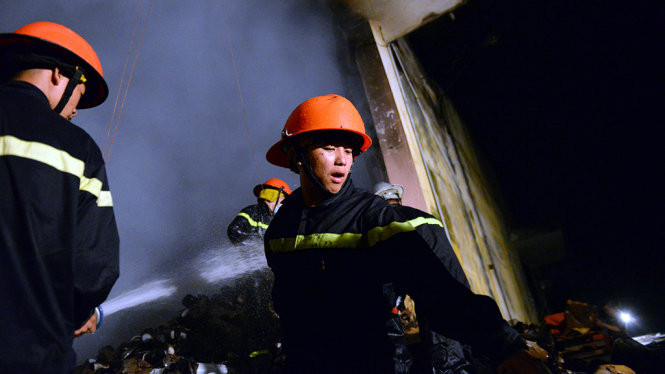  Hơn 4 giờ sáng, Nam vẫn chưa có ý định về nhà nghỉ ngơi để đi thi