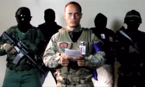 Oscar Perez đọc tuyên bố chống lại chính phủ trong đoạn video clip. Ảnh: Instagram.