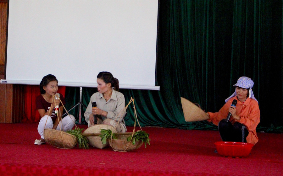 Các đội thi mang đến những thông điệp ý nghĩa về an toàn vệ sinh thực phẩm bằng hình thức “sân khấu hóa”. Ảnh: Hồng Thi