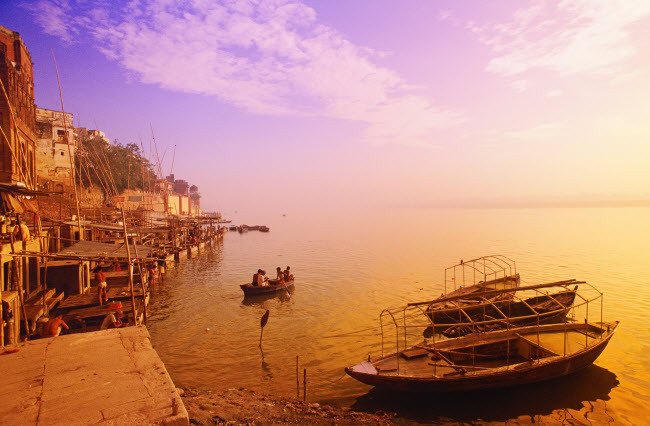 Mặt trời mọc trên sông tại thành phố Varanasi, bang Uttar Pradesh, Ấn Độ. Mặt trời mọc trên sông tại thành phố Varanasi, bang Uttar Pradesh, Ấn Độ.