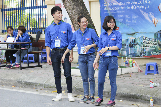 Màu áo tình nguyện có mặt ở khắp các điểm thi, nở nụ cười tươi chào đón các thí sinh.