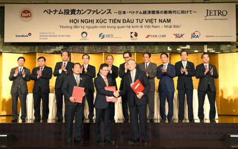 Thủ tướng cũng đã chứng kiến lễ trao nhiều hợp đồng, thỏa thuận hợp tác giữa các bộ, ngành, địa phương của Việt Nam với doanh nghiệp Nhật Bản (Ảnh: VGP/Quang Hiếu) Thủ tướng cũng đã chứng kiến lễ trao nhiều hợp đồng, thỏa thuận hợp tác giữa các bộ, ngành, địa phương của Việt Nam với doanh nghiệp Nhật Bản (Ảnh: VGP/Quang Hiếu)