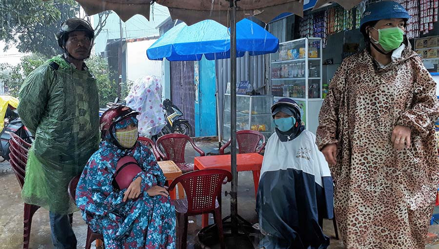 Phụ huynh đội mưa chờ con. Ảnh: Trần Dung