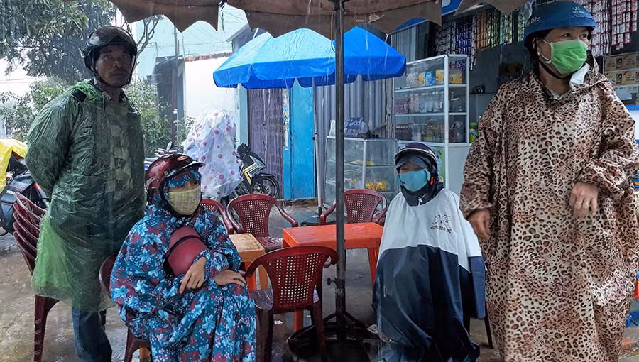 Phụ huynh đội mưa chờ con. Ảnh: Trần Dung