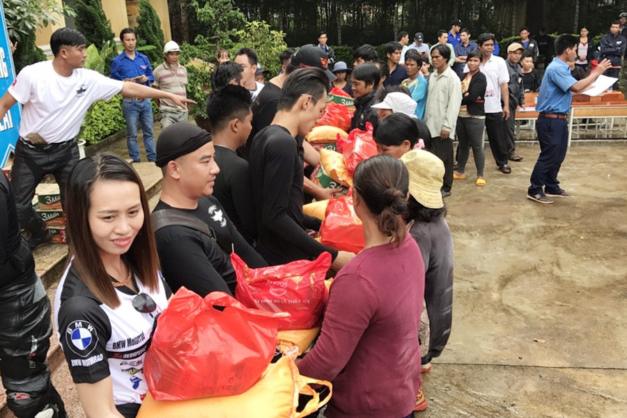 Nhóm tự nguyện thăm, tặng quà bà con tại xã Ia Khươl, Chư Pah. Ảnh. N.H Nhóm tự nguyện thăm, tặng quà bà con tại xã Ia Khươl, Chư Pah. Ảnh. N.H