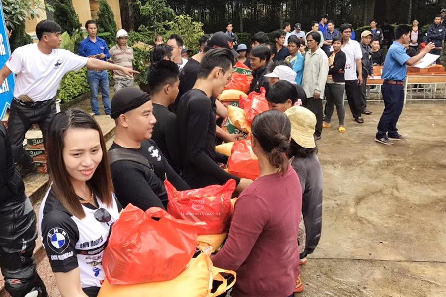 Nhóm tự nguyện thăm, tặng quà bà con tại xã Ia Khươl, Chư Pah. Ảnh. N.H