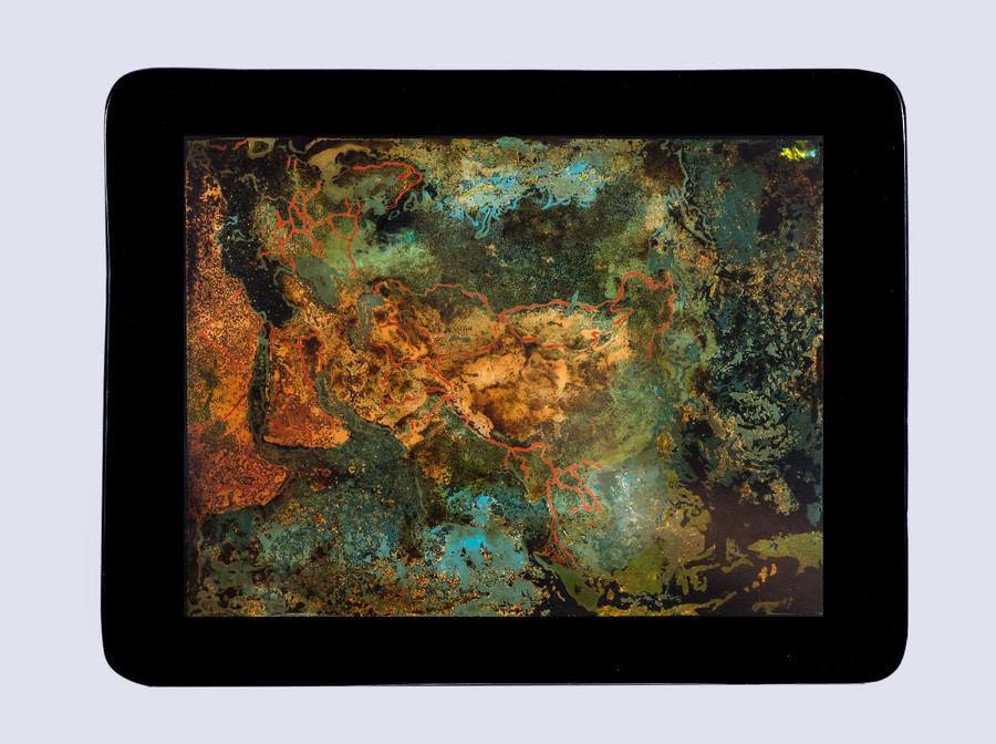 Tác phẩm sơn mài Pro Se của họa sĩ Phi Phi Oanh - Ảnh: Phòng trưng bày quốc gia Singapore