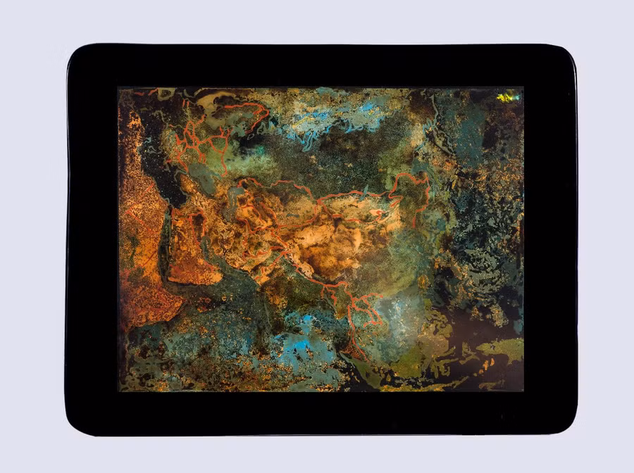 Tác phẩm sơn mài Pro Se của họa sĩ Phi Phi Oanh - Ảnh: Phòng trưng bày quốc gia Singapore