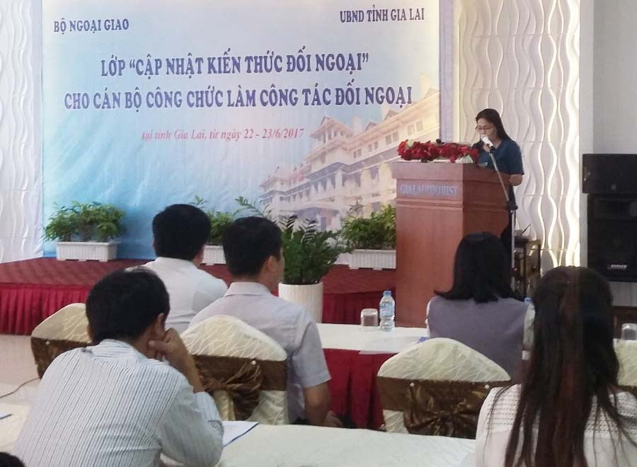  Bà Huỳnh Nữ Thu Hà-Ủy viên Ban Thường vụ Tỉnh ủy, Phó Chủ tịch UBND tỉnh phát biểu khai giảng. Ảnh: Lê Anh