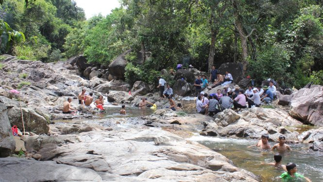Những phút thư giãn thú vị ở suối Chí.
