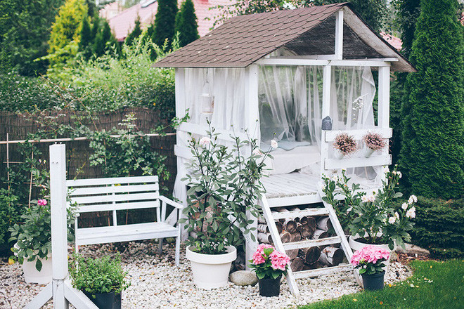 Hình dáng bên ngoài của ngôi nhà nghỉ là như thế này đây. Với chất liệu voan được sử dụng tạo sự mềm mại và ngọt mát cho không gian.