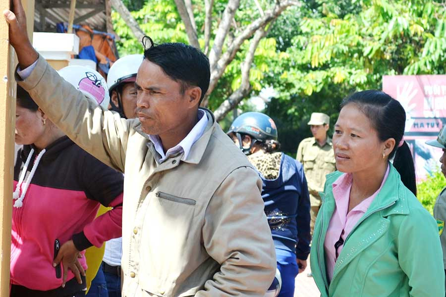 Phụ huynh căng thẳng, hồi hộp bên ngoài khu vực thi tại Hội đồng thi Nguyễn Khuyến. Ảnh: Lê Hòa 8 Phụ huynh căng thẳng, hồi hộp bên ngoài khu vực thi tại Hội đồng thi Nguyễn Khuyến. Ảnh: Lê Hòa