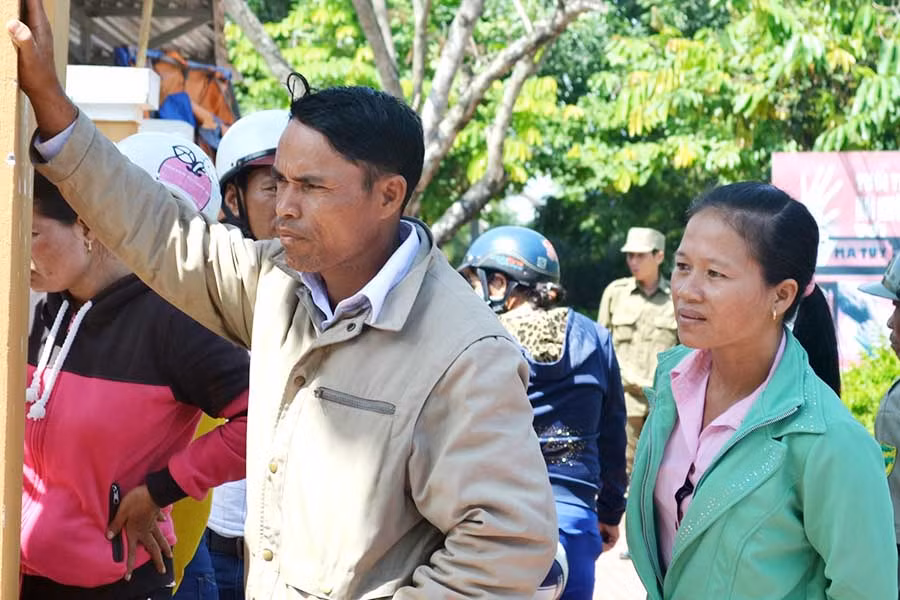 8 Phụ huynh căng thẳng, hồi hộp bên ngoài khu vực thi tại Hội đồng thi Nguyễn Khuyến. Ảnh: Lê Hòa