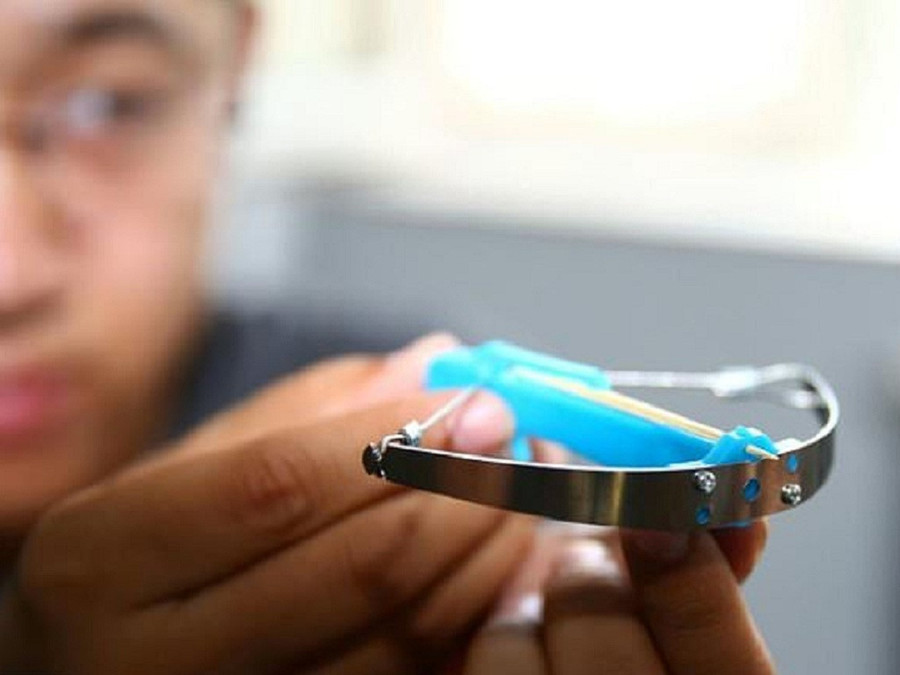 Khi lấy kim hay đinh thay tăm, nỏ có thể bắn xuyên cả kính - Ảnh: AFP