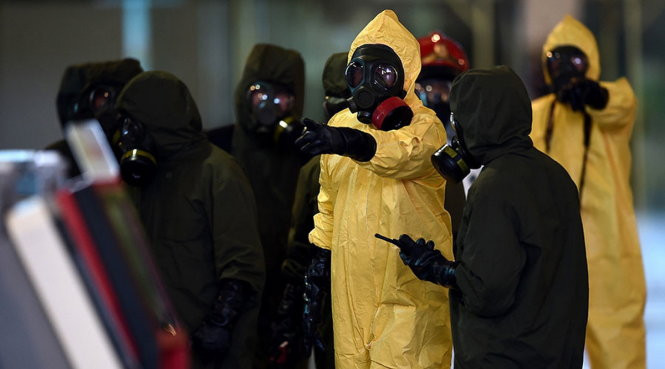Chuyên gia xử lý khí độc và chất nguy hiểm của Malaysia đang tiến hành khử độc ga đi của sân bay Kuala Lumpur sau vụ ám sát ông Kim - Ảnh: AFP