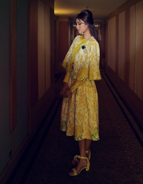 Những chi tiết nhỏ, tinh tế như đường gấp li, xếp xếp, cắt cúp ở cổ, ngực váy... đều mang lại vẻ đẹp cuốn hút cho Hoa hậu Hoàn vũ Việt Nam 2015