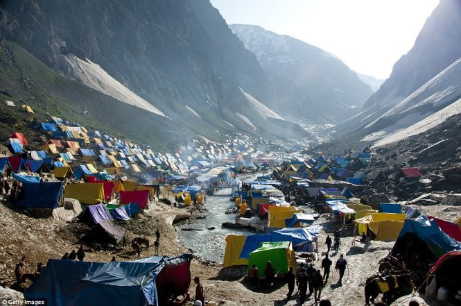 Amarnath là đền thờ Hindu được những ngọn núi phủ tuyết bao bọc. Mỗi năm, hàng ngàn người mộ đạo đã hành hương đến đây. Trong khi đó, người dân địa phương cung cấp dịch vụ thuê lều cho du khách và các nhà thám hiểm quan sát.