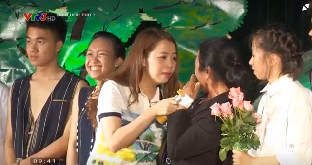 MC Diệp Chi xúc động khi nghe câu chuyện về người mẹ vĩ đại.