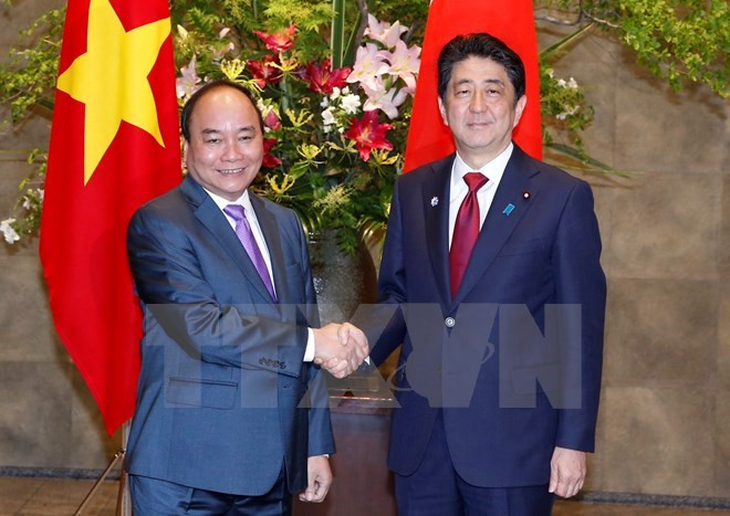 Thủ tướng Nhật Bản Shinzo Abe đón Thủ tướng Nguyễn Xuân Phúc trong chuyến thăm Nhật Bản, tháng 5-2016. Thủ tướng Nhật Bản Shinzo Abe đón Thủ tướng Nguyễn Xuân Phúc trong chuyến thăm Nhật Bản, tháng 5-2016.