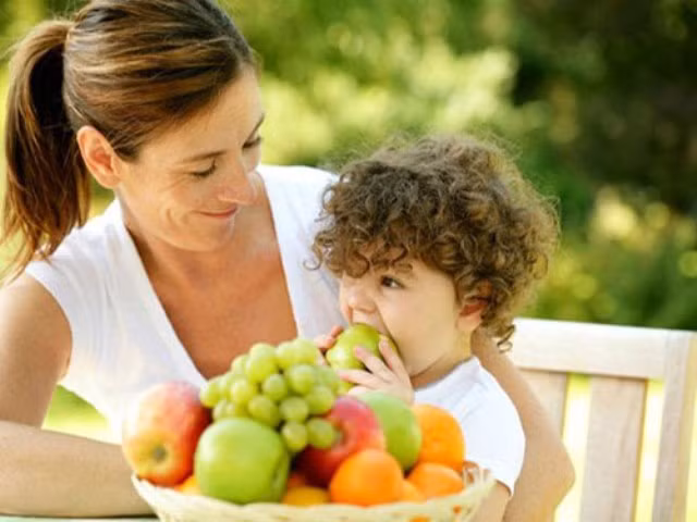 Vào mỗi giai đoạn cha mẹ sẽ cho con tiếp xúc với một loại hoa quả phù hợp.