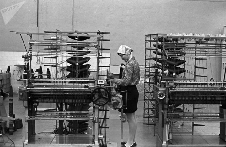 Vẻ đẹp của một nữ công nhân làm việc trong nhà máy.