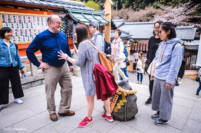 Chùa có hai hòn đá tình yêu. Tương truyền rằng, nếu nhắm mắt và đi từ hòn đá này chạm được đến hòn đá kia, bạn sẽ tìm được tình yêu đích thực. Những ai đã có người yêu, nếu nhắm mắt nghĩ về người yêu và chạm được vào hòn đá thì tình yêu ngày càng bền chặt.