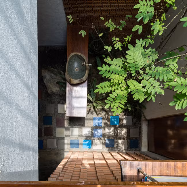 Giếng trời khi nhìn từ tầng 2 căn nhà. Giếng trời khi nhìn từ tầng 2 căn nhà.