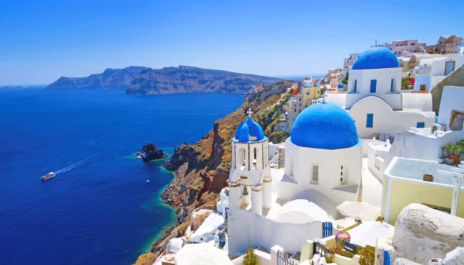 Santorini là điểm đến mơ ước của nhiều du khách quốc tế.