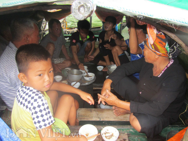 Sự ky cóp, tằn tiện là bài học đầu tiên phải thuộc của những đứa trẻ xóm chài.