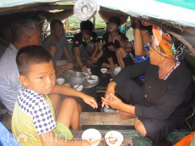 Sự ky cóp, tằn tiện là bài học đầu tiên phải thuộc của những đứa trẻ xóm chài.