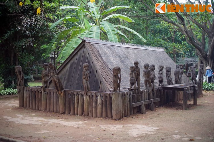 Nhà mồ là một nét văn hóa truyền thống đặc trưng của các dân tộc Tây Nguyên. Trong các dạng nhà mồ Tây Nguyên, nhà mồ của người dân tộc Gia Rai rất nổi tiếng vì sự độc đáo của mình. Ảnh: Ngôi nhà mồ do 5 người đàn ông Jrai Aráp ở làng Mrông Ngọ (huyện Chư Pah, tỉnh Gia Lai) dựng tại Bảo tàng Dân tộc học ở Hà Nội năm 1998.