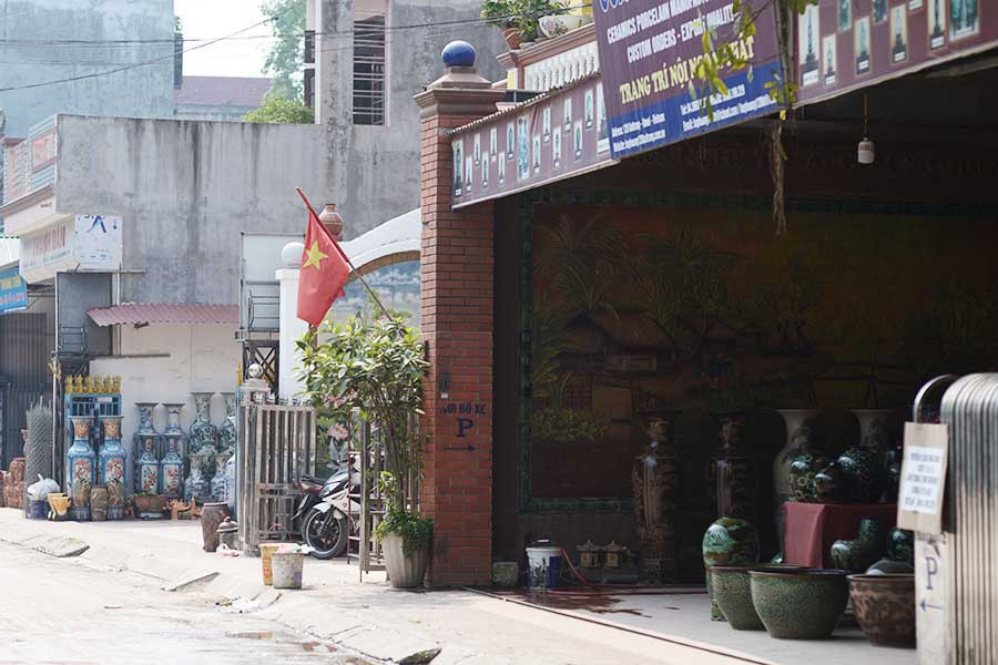 Du khách tản bộ tham quan các cửa hàng gốm với đa chủng loại. Ảnh: Minh Thi Ảnh: Minh Thi