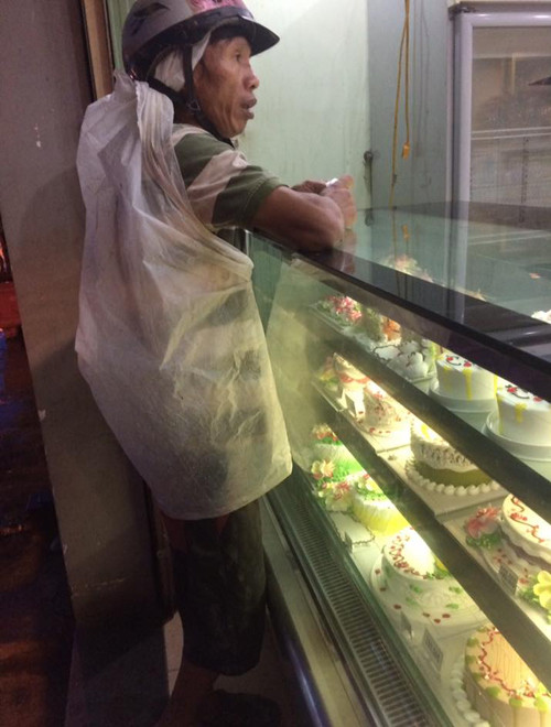 Ông bố với dáng vẻ khắc khổ quyết tâm mua bánh sinh nhật cho con.