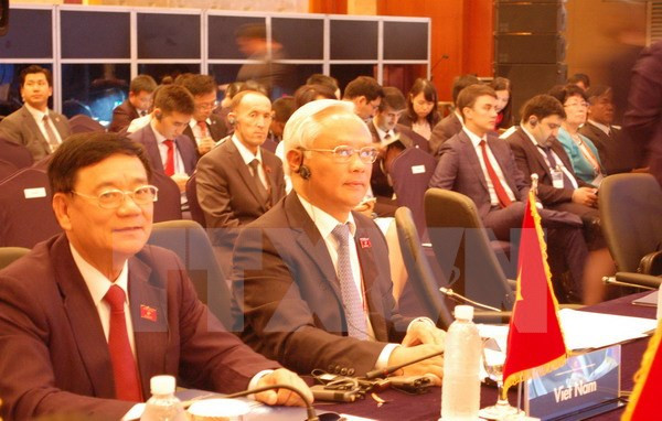 Phó Chủ tịch Quốc hội Uông Chu Lưu (bên phải) tại hội nghị. Phó Chủ tịch Quốc hội Uông Chu Lưu (bên phải) tại hội nghị.