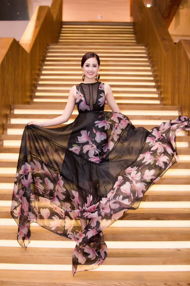 Góc thẳng trực diện với đầm dây cũng thấy bờ vai thon và gương mặt Vline rõ rệt