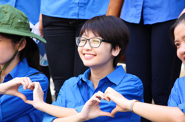 Tình nguyện viên tiếp sức mùa thi luôn tạo ấn tượng tốt trong mắt phụ huynh và thí sinh. Tình nguyện viên tiếp sức mùa thi luôn tạo ấn tượng tốt trong mắt phụ huynh và thí sinh.