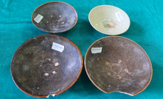 Nhiều chiếc đĩa bằng gốm đẹp mắt.