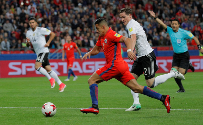 Sanchez (trái) ghi bàn mở tỷ số cho Chile. Ảnh: REUTERS Sanchez (trái) ghi bàn mở tỷ số cho Chile. Ảnh: REUTERS