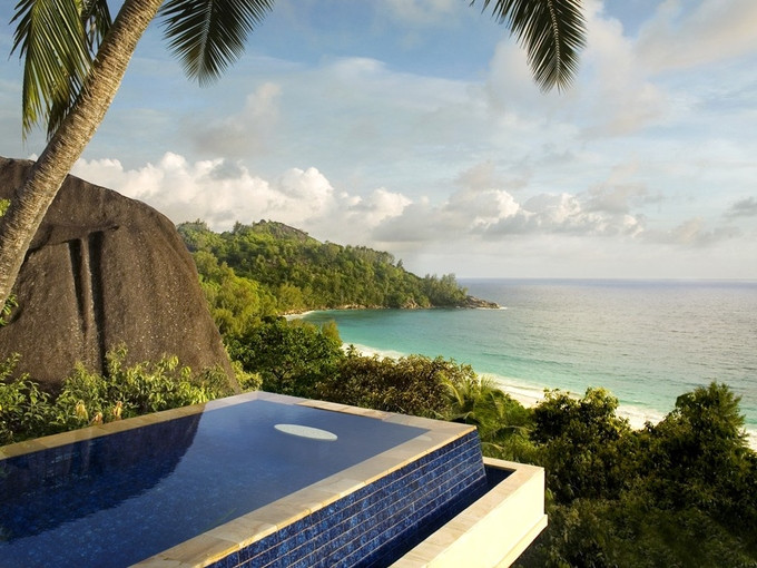 Các bãi biển ở Seychelles (quốc gia ở Đông Phi) trải đầy các đá granite lớn, cát trắng mịn được công nhận là một trong những nơi có bờ biển đẹp nhất thế giới. Điều gì thú vị hơn khi được đắm mình giữa thiên nhiên trong bể bơi vô cực của Banyan Tree Seychelles nằm trên một sườn đồi và thưởng thức ly cocktail yêu thích.