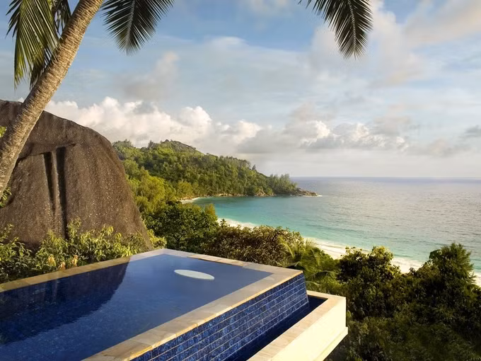 Các bãi biển ở Seychelles (quốc gia ở Đông Phi) trải đầy các đá granite lớn, cát trắng mịn được công nhận là một trong những nơi có bờ biển đẹp nhất thế giới. Điều gì thú vị hơn khi được đắm mình giữa thiên nhiên trong bể bơi vô cực của Banyan Tree Seychelles nằm trên một sườn đồi và thưởng thức ly cocktail yêu thích.