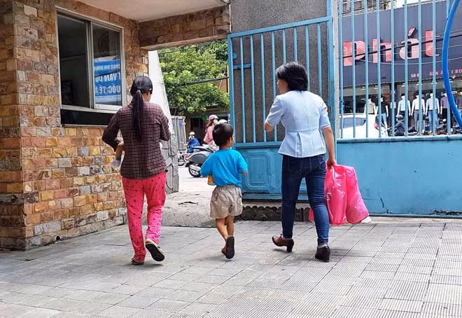 Tiếp nhận 2 con chị T. cho biết nguyên nhân mình bỏ con là do cuộc sống quá khó khăn, một mình chị phải gồng gánh để nuôi 3 con nhỏ.