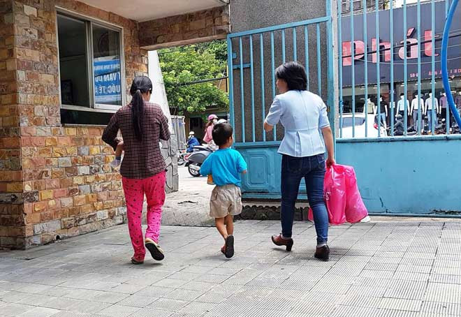 Tiếp nhận 2 con chị T. cho biết nguyên nhân mình bỏ con là do cuộc sống quá khó khăn, một mình chị phải gồng gánh để nuôi 3 con nhỏ.