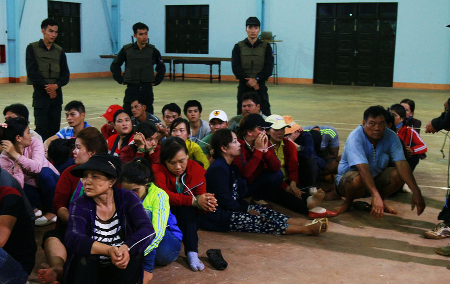 Trong số gần 100 đối tượng có gần 40 người là phụ nữ. Trong số gần 100 đối tượng có gần 40 người là phụ nữ.