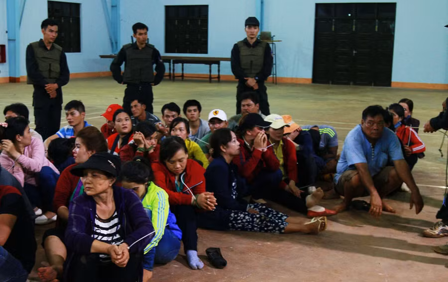  Trong số gần 100 đối tượng có gần 40 người là phụ nữ.