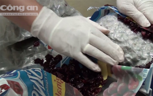 Cần sa được giấu bên trong bịch trái cây khô. Cần sa được giấu bên trong bịch trái cây khô.