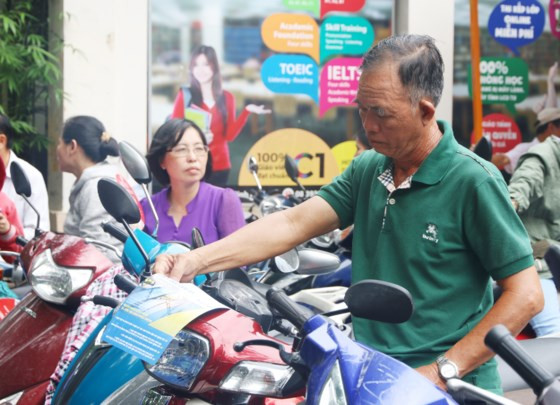 Tham khảo thông tin tuyển sinh trong khi chờ con.