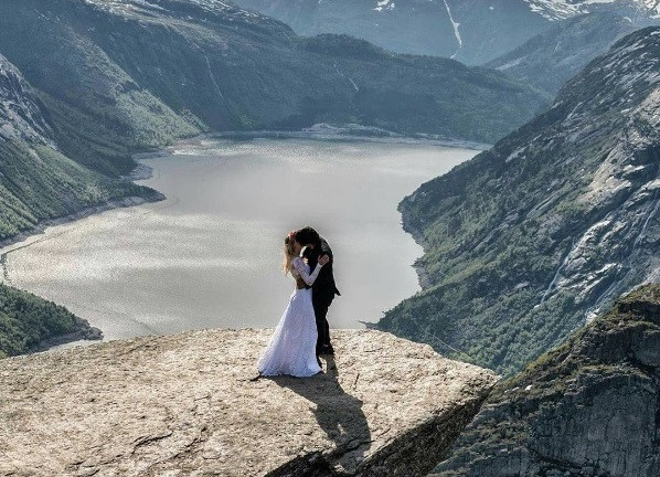 Keow Wee Loong (28 tuổi, nhiếp ảnh gia người Malaysia) và Marta Sibielak (25 tuổi, đến từ Ba Lan) có bộ ảnh cưới với chủ đề 