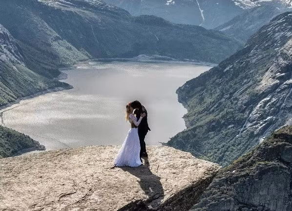 Keow Wee Loong (28 tuổi, nhiếp ảnh gia người Malaysia) và Marta Sibielak (25 tuổi, đến từ Ba Lan) có bộ ảnh cưới với chủ đề 