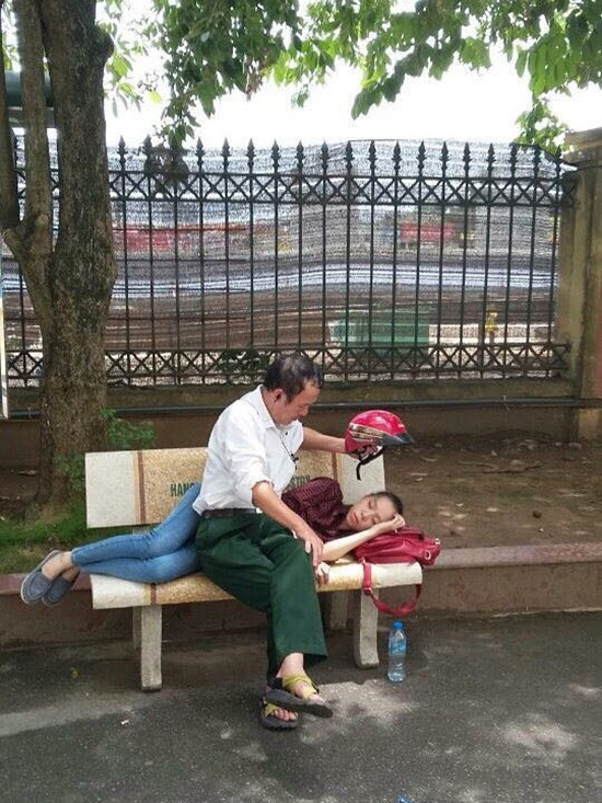 Khoảnh khắc ông bố che nắng cho con ngủ từng 