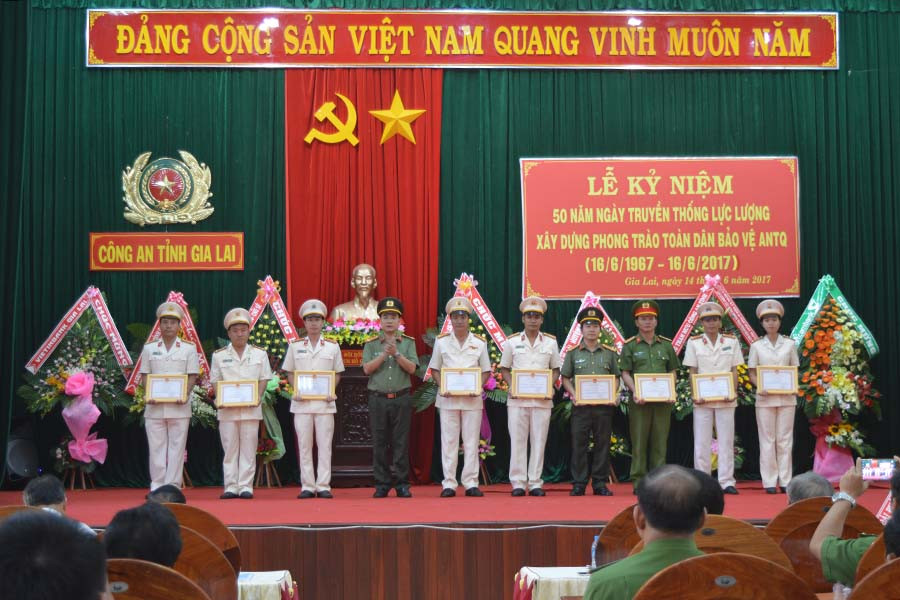 Trao thưởng cho các cá nhân, tập thể. Ảnh: Anh Huy Trao thưởng cho các cá nhân, tập thể. Ảnh: Anh Huy